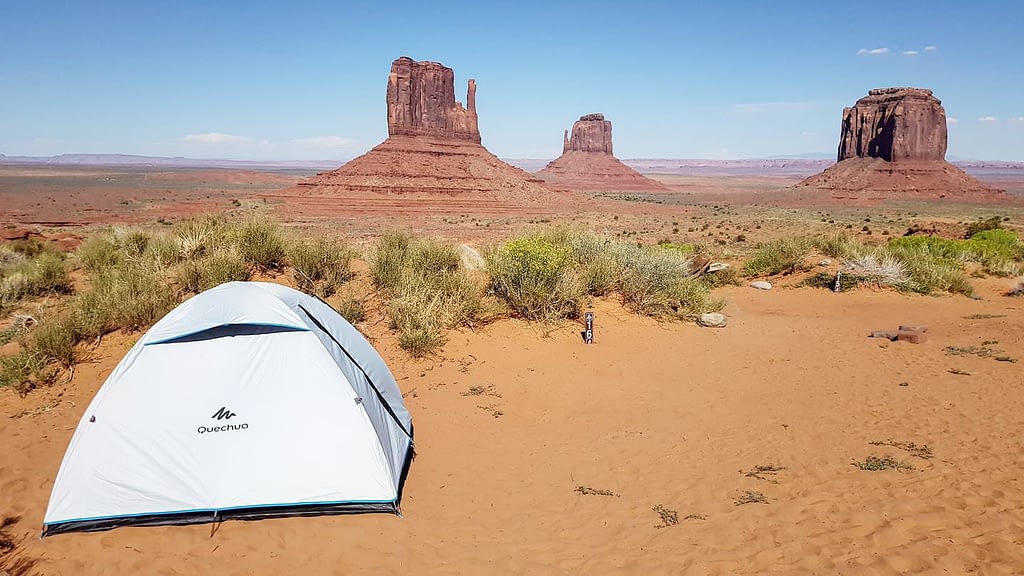 Tente devant Monument Valley